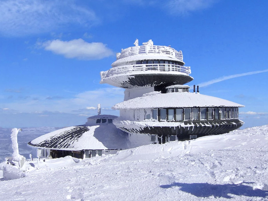 Wejście na Śnieżkę zimą z Karpacza – praktyczny przewodnik po szlakach