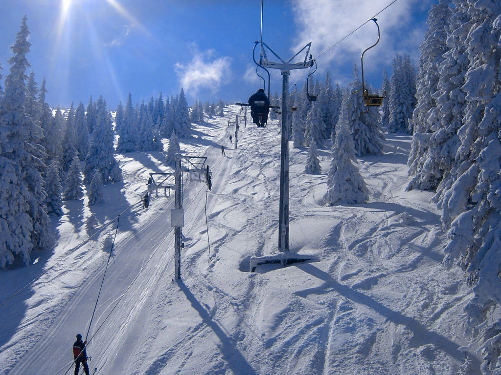 Rodzina z dziećmi na górnej stacji wyciągu na Kopę pod Śnieżką